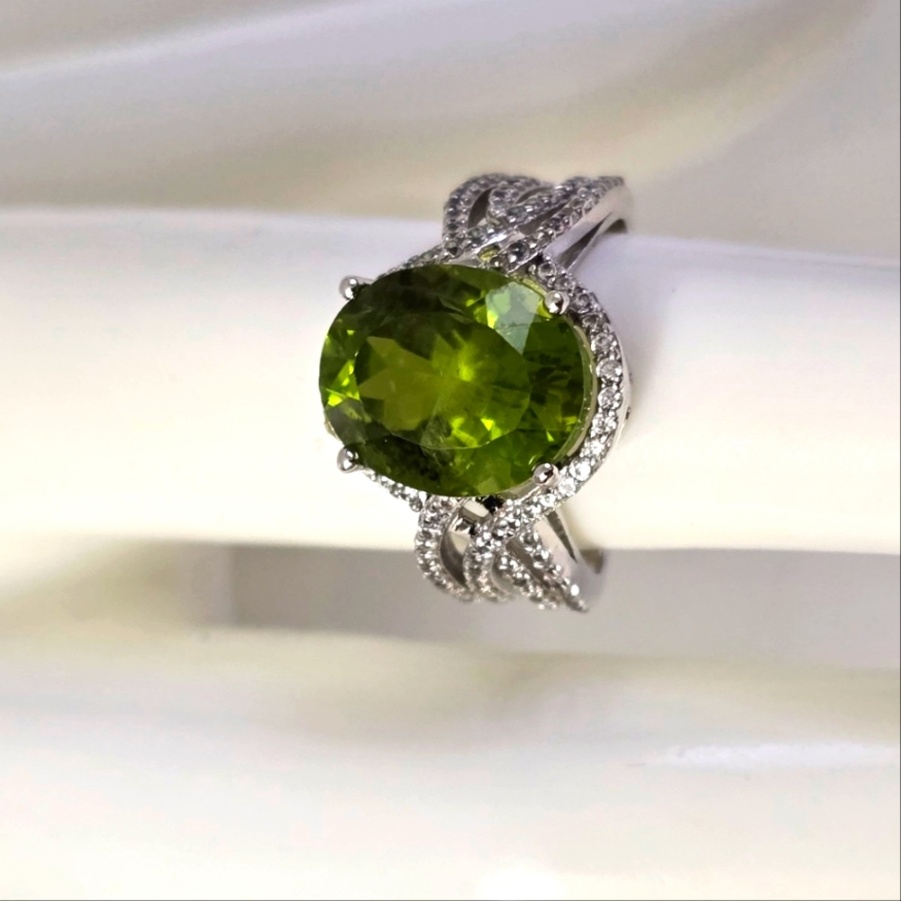 Sterling Silver 925 with Oval Peridot Gemstone and Intricate Band